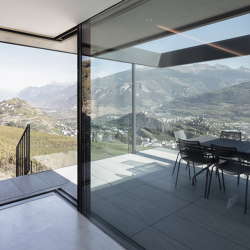 Frameless sliding windows with niche solution | Window types | swissFineLine